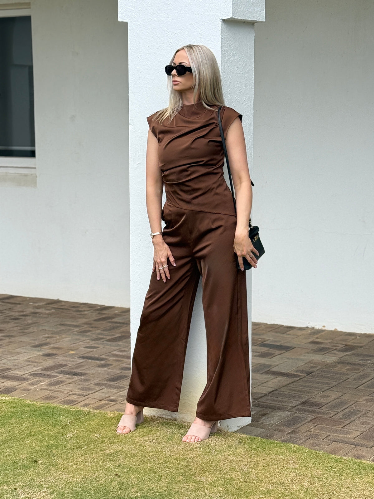 The Séraphine set in chocolate, full-length front view against a white column