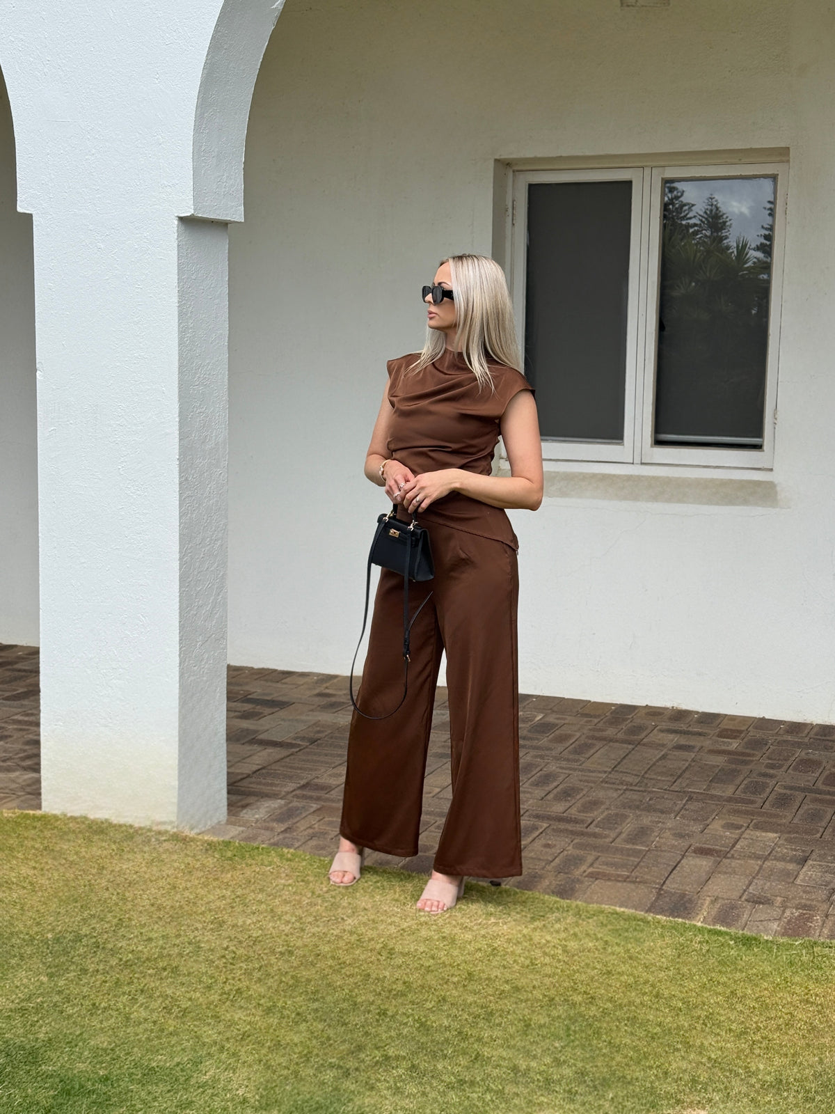 The Séraphine set in chocolate, full-length three-quarter view